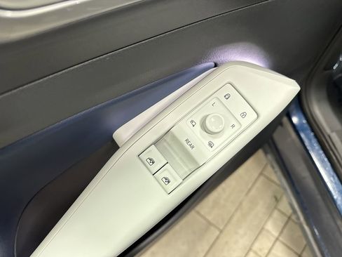 Used 2023 Volkswagen ID.4 Pro S Plus image 29