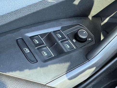 Used 2025 Volkswagen Jetta SE FWD image 25