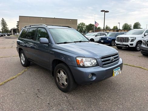Used 2005 Toyota Highlander Limited w/ Leather Trim Pkg AWD/4WD image 3