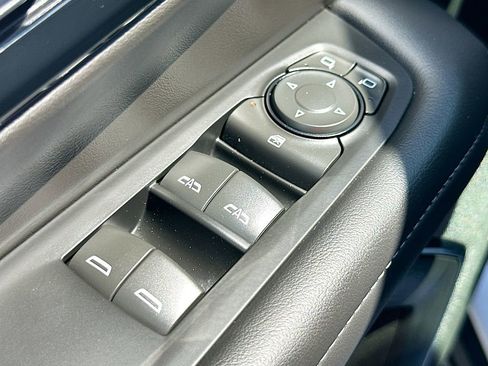 Used 2025 Chevrolet Suburban Z71 AWD/4WD image 18