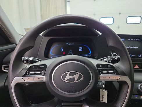 Used 2025 Hyundai Elantra SE FWD image 19