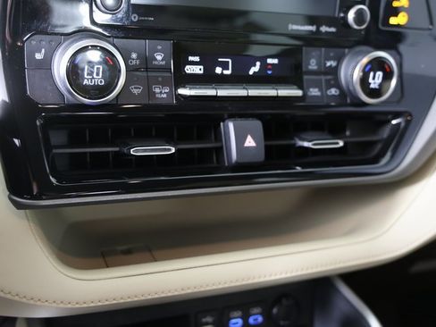 Used 2022 Toyota Highlander XLE image 17
