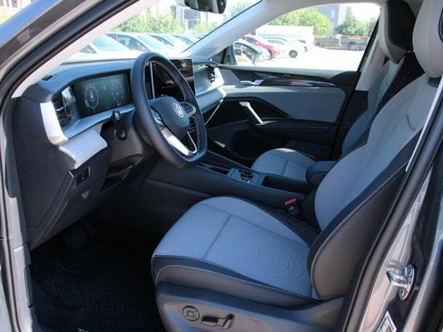 Certified 2025 Volkswagen Tiguan SE FWD image 10