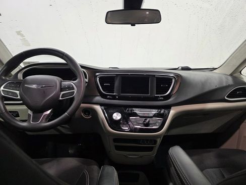 Used 2022 Chrysler Voyager LX image 12