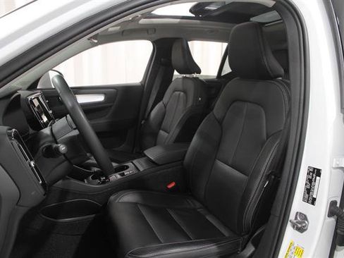 Used 2022 Volvo XC40 T5 Momentum w/ Premium Package AWD/4WD image 5
