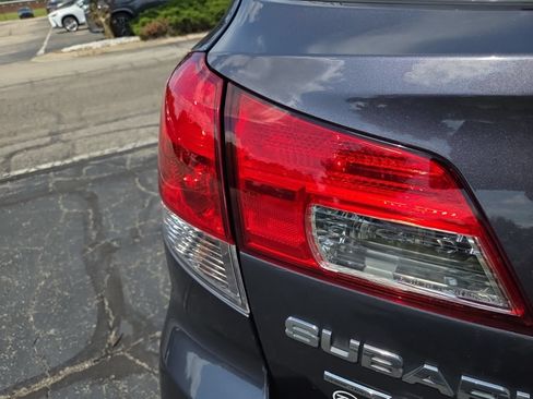 Used 2014 Subaru Outback 2.5i Limited w/ Moonroof Package AWD/4WD image 10