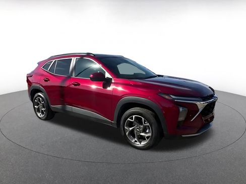 Used 2025 Chevrolet Trax LT image 2