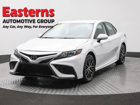 Used 2024 Toyota Camry SE image 1