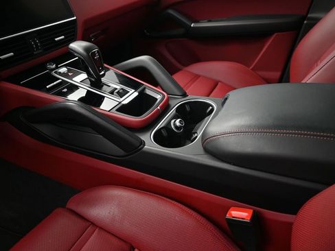 Used 2023 Porsche Cayenne S Platinum image 22