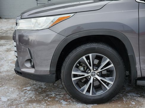 Used 2017 Toyota Highlander Plus FWD image 9