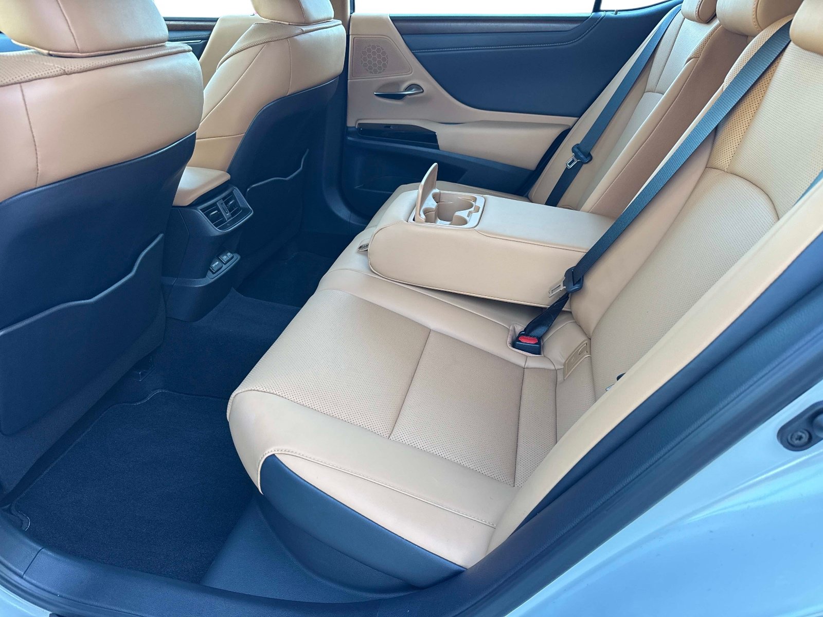 Used 2024 Lexus ES 300h w/ Premium Package FWD image 14