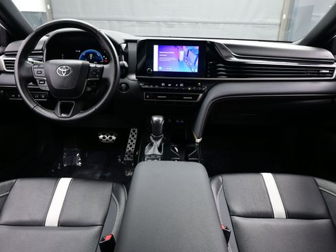 Used 2025 Toyota Camry SE image 17