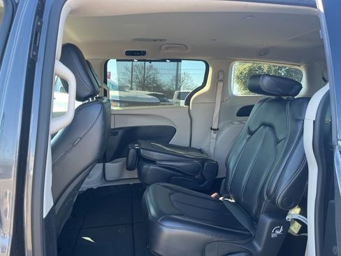 Used 2023 Chrysler Pacifica Touring-L image 8