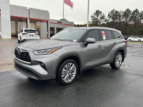 New 2026 Toyota Highlander Platinum image 2