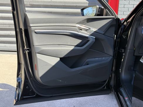 Used 2024 Audi Q8 e-tron Premium image 9