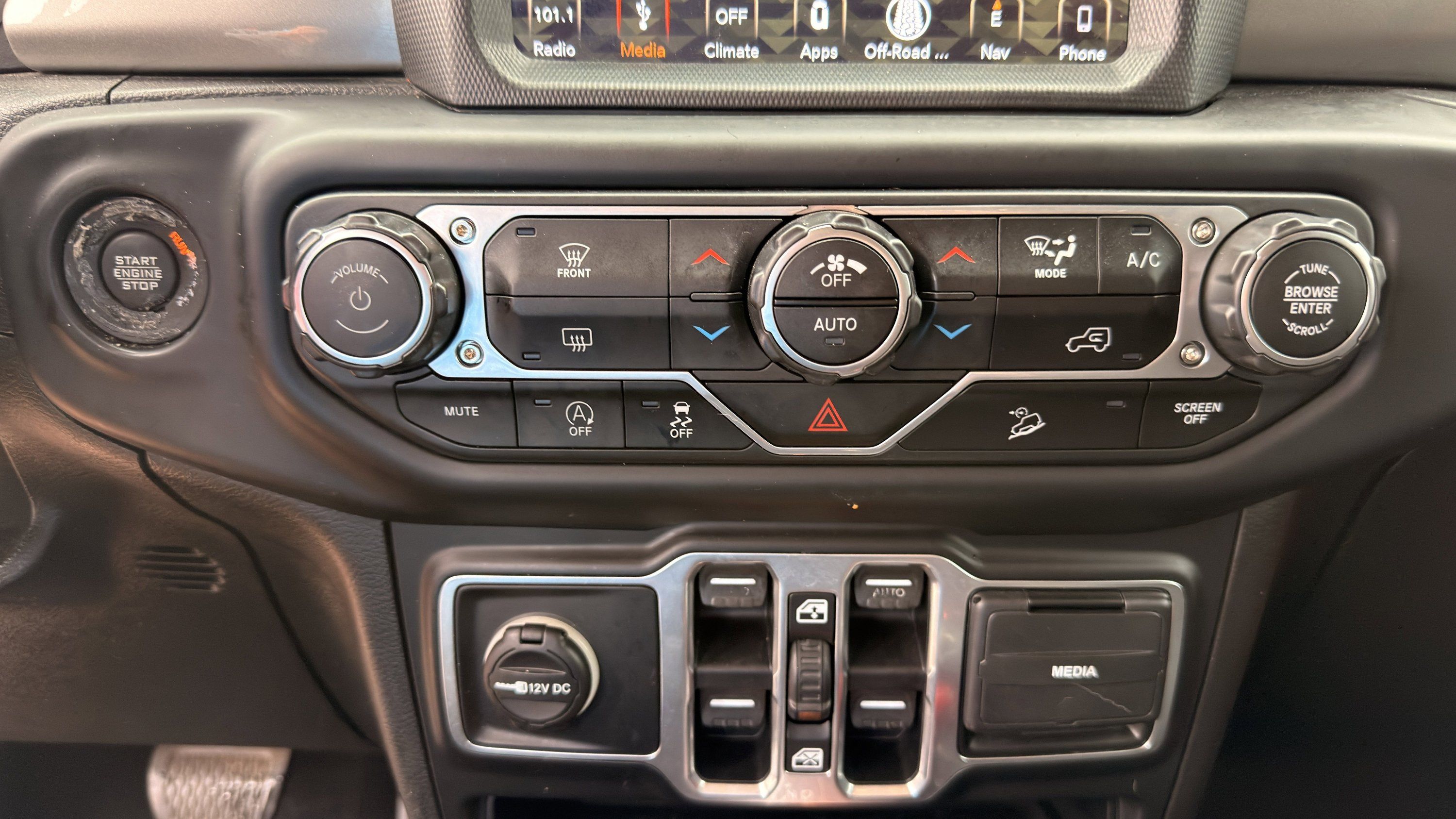 Used 2018 Jeep Wrangler Unlimited Sahara w/ Uconnect 4C Nav & Sound Group AWD/4WD image 52