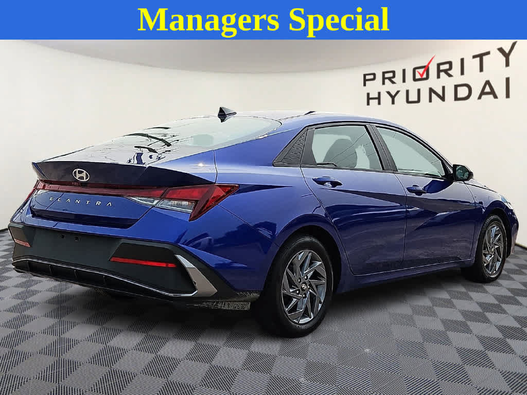 Used 2024 Hyundai Elantra SEL FWD image 4