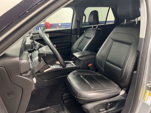 Used 2022 Ford Explorer XLT w/ Equipment Group 202A AWD/4WD image 16