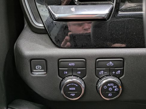 Used 2023 GMC Sierra 1500 Elevation AWD/4WD image 9