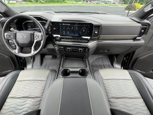 Used 2024 Chevrolet Silverado 2500 ZR2 w/ Technology Package image 4