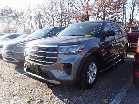 Certified 2025 Ford Explorer Active image 3