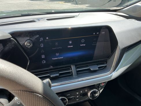 Used 2025 Chevrolet Trax LT FWD image 17