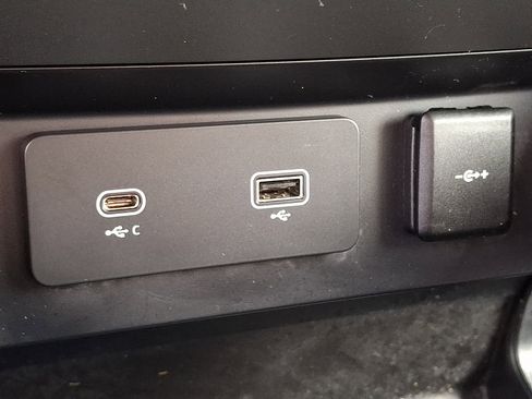 Used 2024 Land Rover Defender 130 X-Dynamic SE image 31