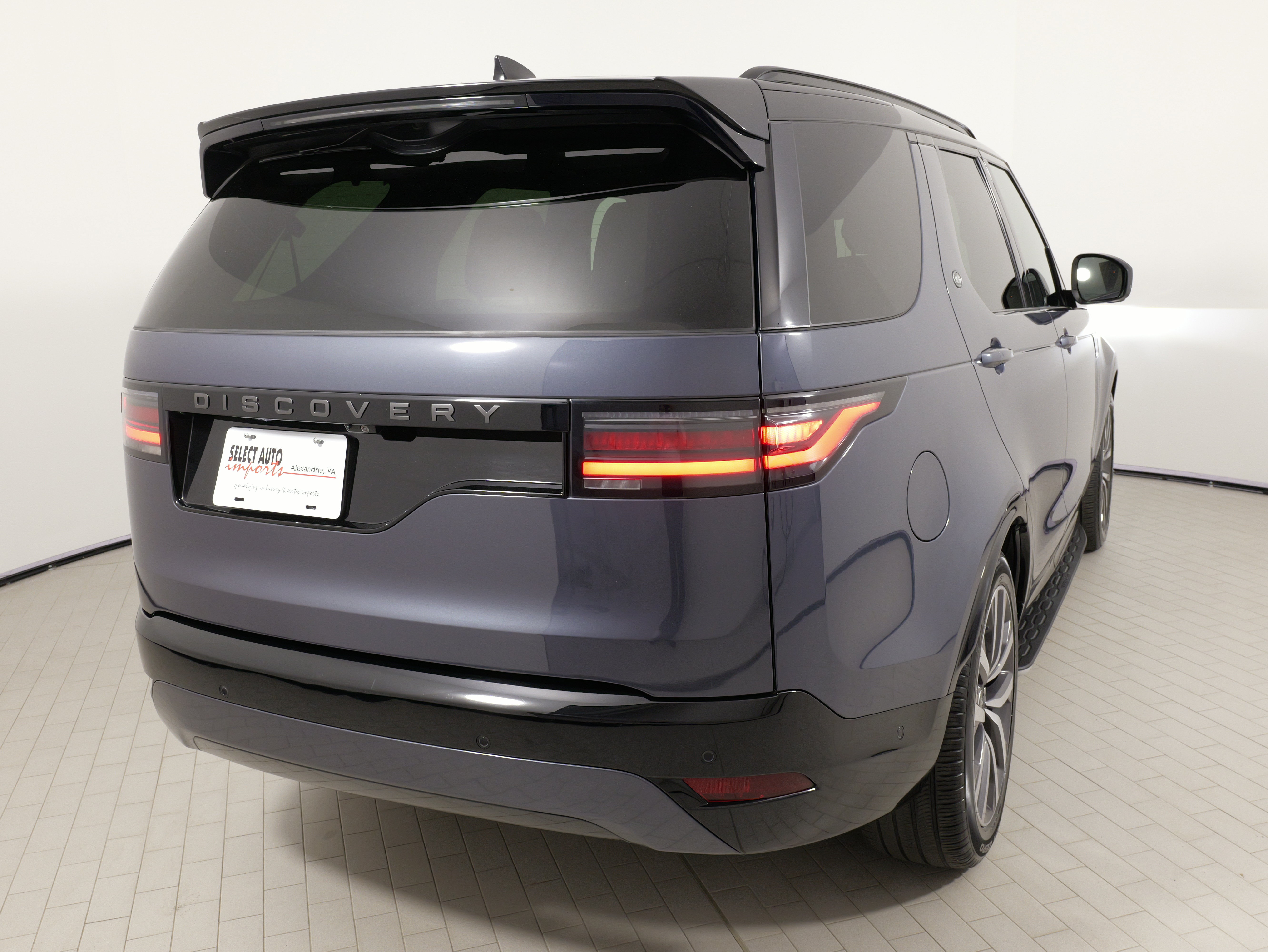 Used 2024 Land Rover Discovery Dynamic SE AWD/4WD image 14