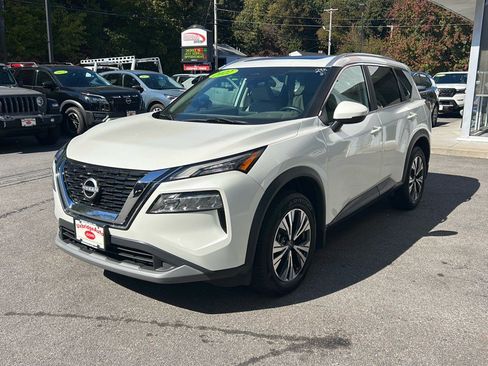 Used 2022 Nissan Rogue SV w/ SV Premium Package image 3