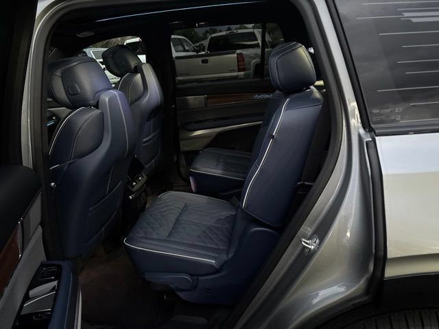 Certified 2026 Cadillac Vistiq Premium Luxury AWD/4WD image 30