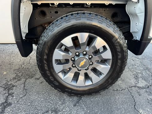 Used 2024 Chevrolet Silverado 2500 Custom w/ Custom Value Package image 11