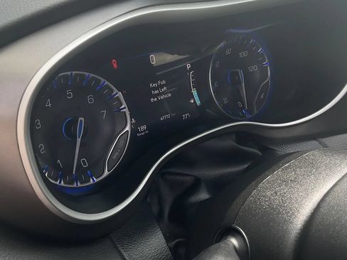 Used 2024 Chrysler Pacifica Touring-L FWD image 22