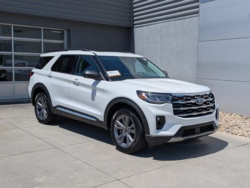 Certified 2025 Ford Explorer Active w/ Active Comfort Package AWD/4WD image 2