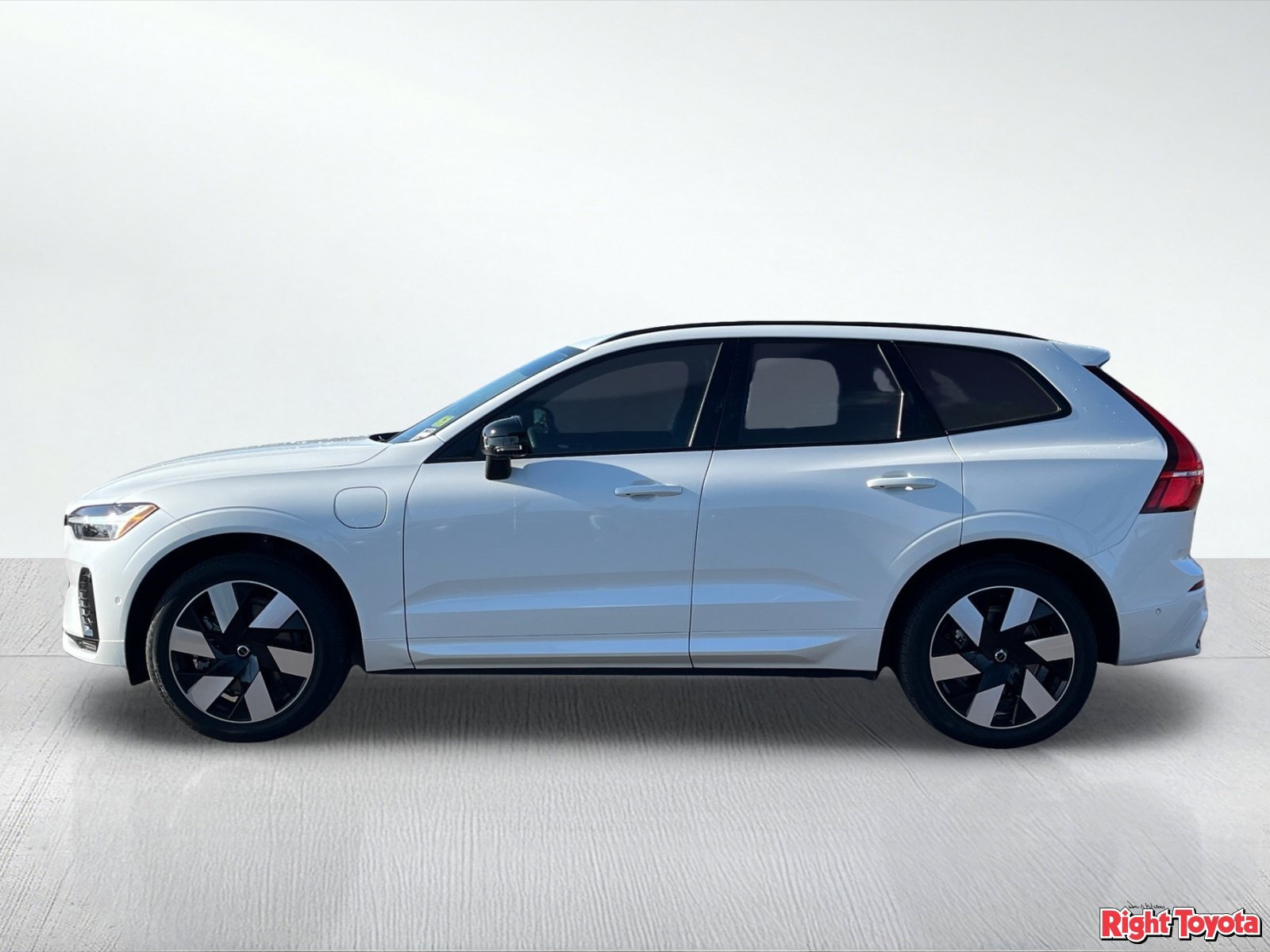 Used 2025 Volvo XC60 T8 Plus AWD/4WD image 3