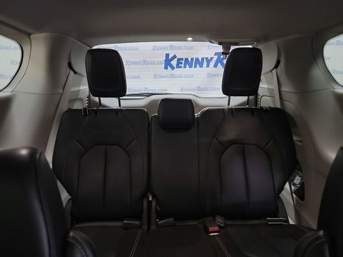 Used 2024 Chrysler Pacifica Touring-L image 15