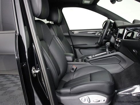 Used 2025 Porsche Macan image 31