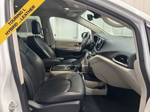 Used 2023 Chrysler Pacifica Touring-L FWD image 15