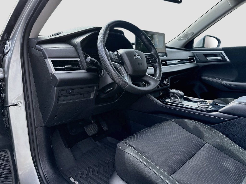 Used 2025 Mitsubishi Outlander ES FWD image 10