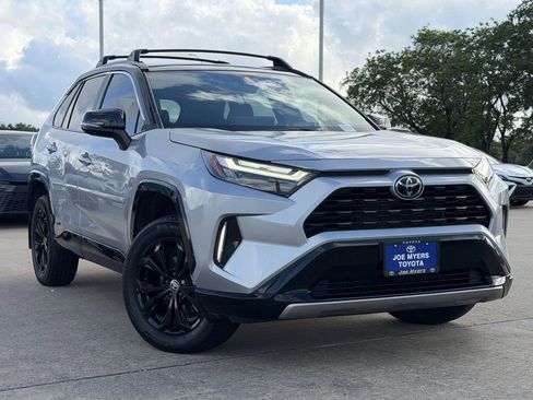 Used 2025 Toyota RAV4 XSE AWD/4WD image 2