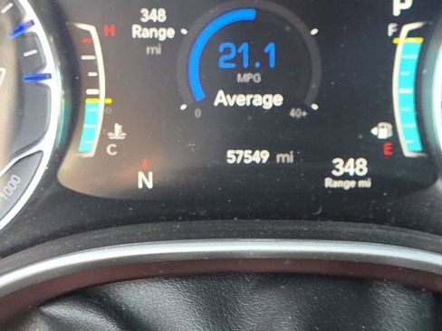 Used 2020 Chrysler Pacifica Touring-L FWD image 2