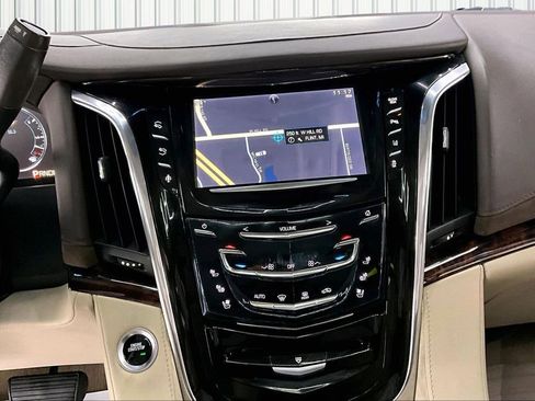 Used 2015 Cadillac Escalade Luxury image 9