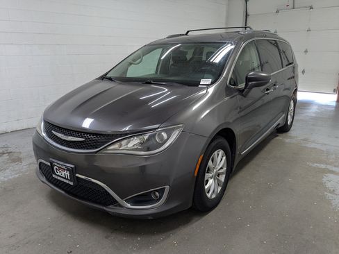 Used 2018 Chrysler Pacifica Touring-L FWD image 11