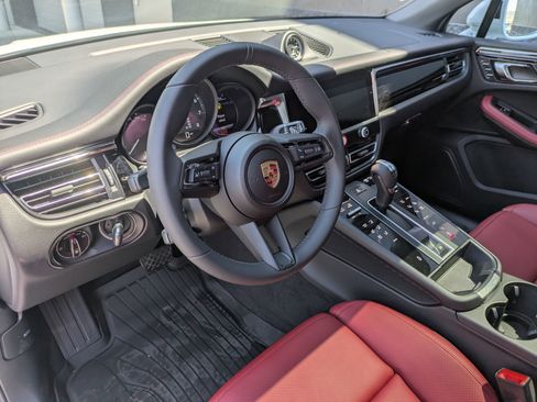 Certified 2025 Porsche Macan image 4