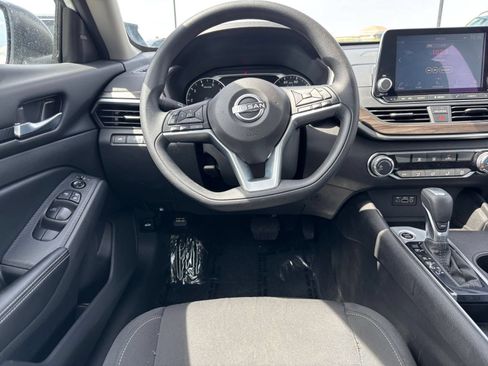 Used 2025 Nissan Altima 2.5 SV FWD image 34