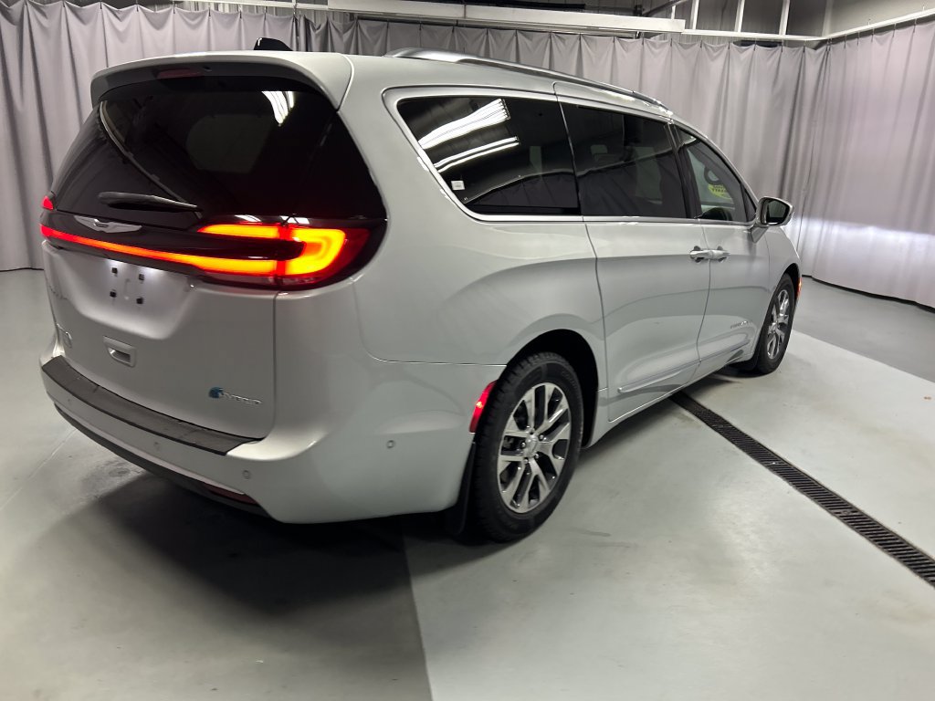 Used 2024 Chrysler Pacifica Pinnacle FWD image 7