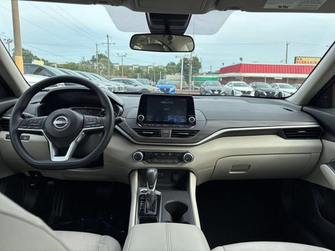 Used 2025 Nissan Altima 2.5 SV FWD image 33