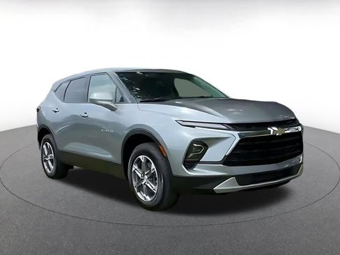 Used 2026 Chevrolet Blazer LT FWD image 3