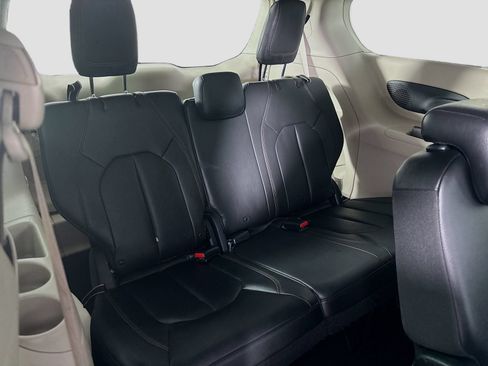 Used 2017 Chrysler Pacifica Touring-L Plus FWD image 28