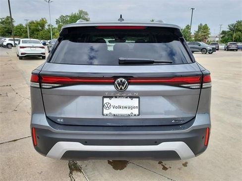 New 2025 Volkswagen Tiguan SE image 3