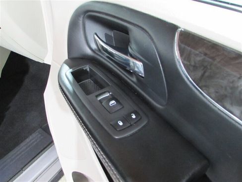 Used 2014 Chrysler Town & Country Touring image 58
